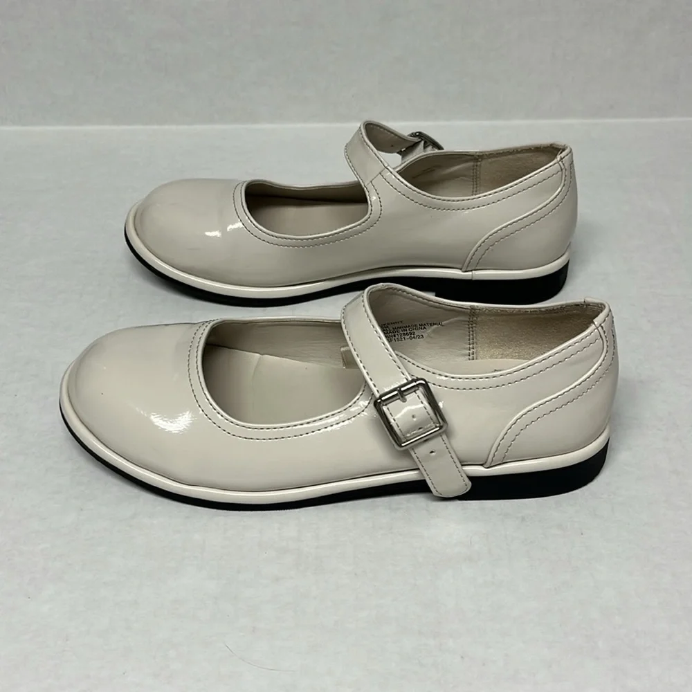 Steve Madden Jkenny off white patent leather Mary Jane dress shoe flats sz 5